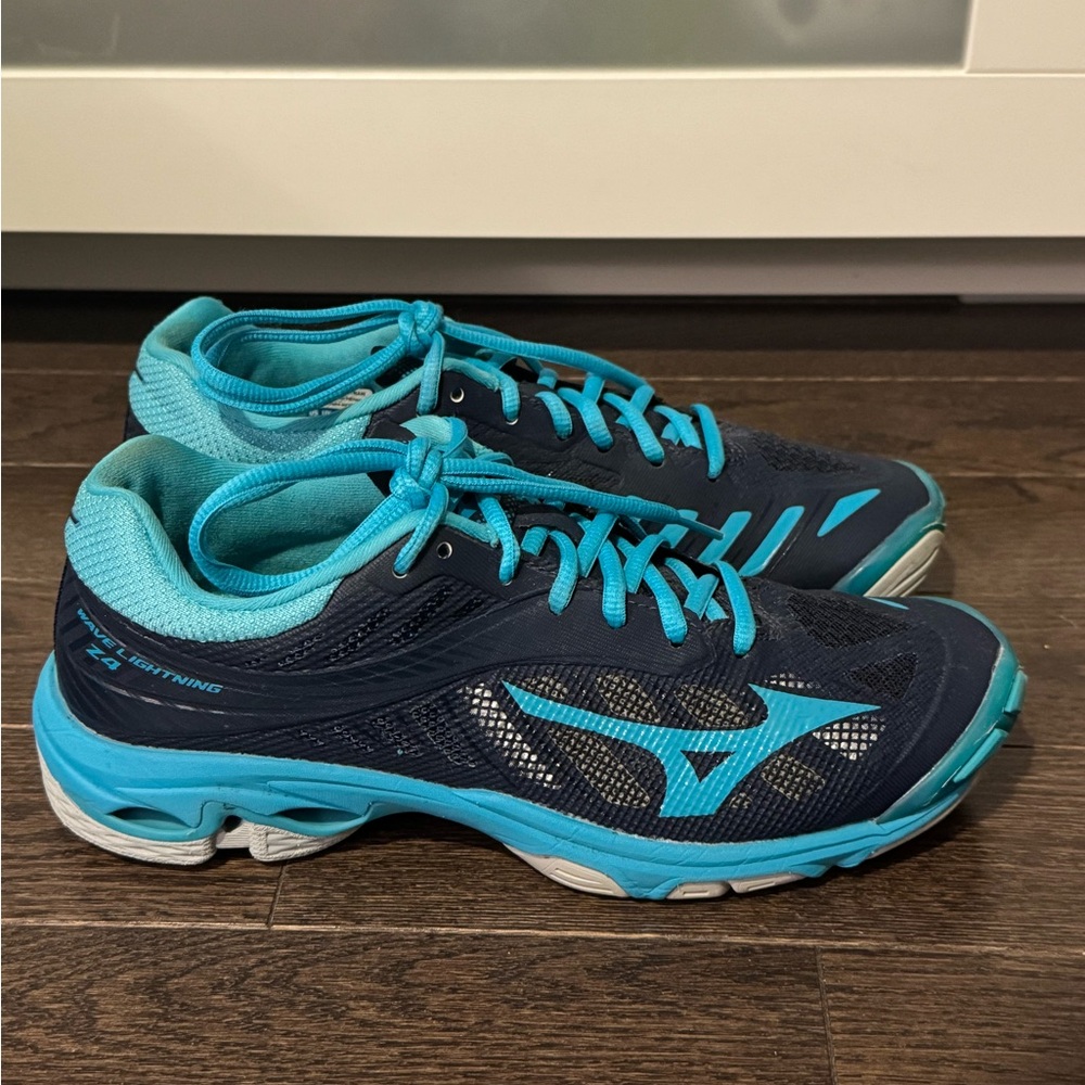 Women's US9 Mizuno Volleyball Court Shoes - - Picture 3 of 8